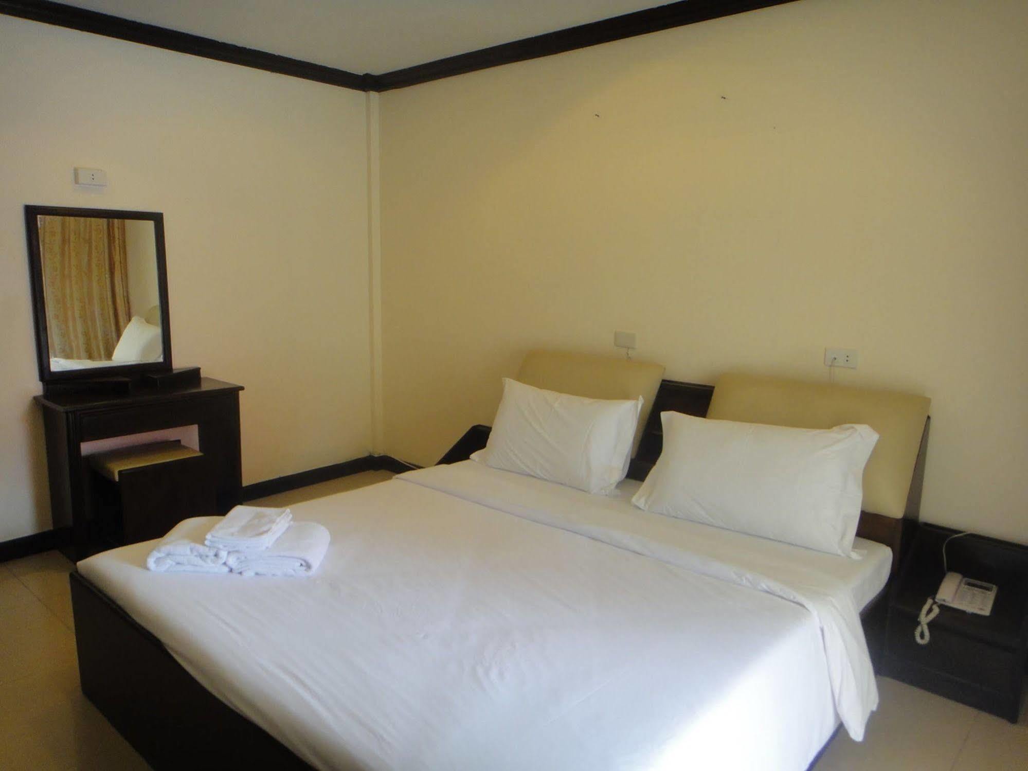 Safe House Hostel Patong Luaran gambar