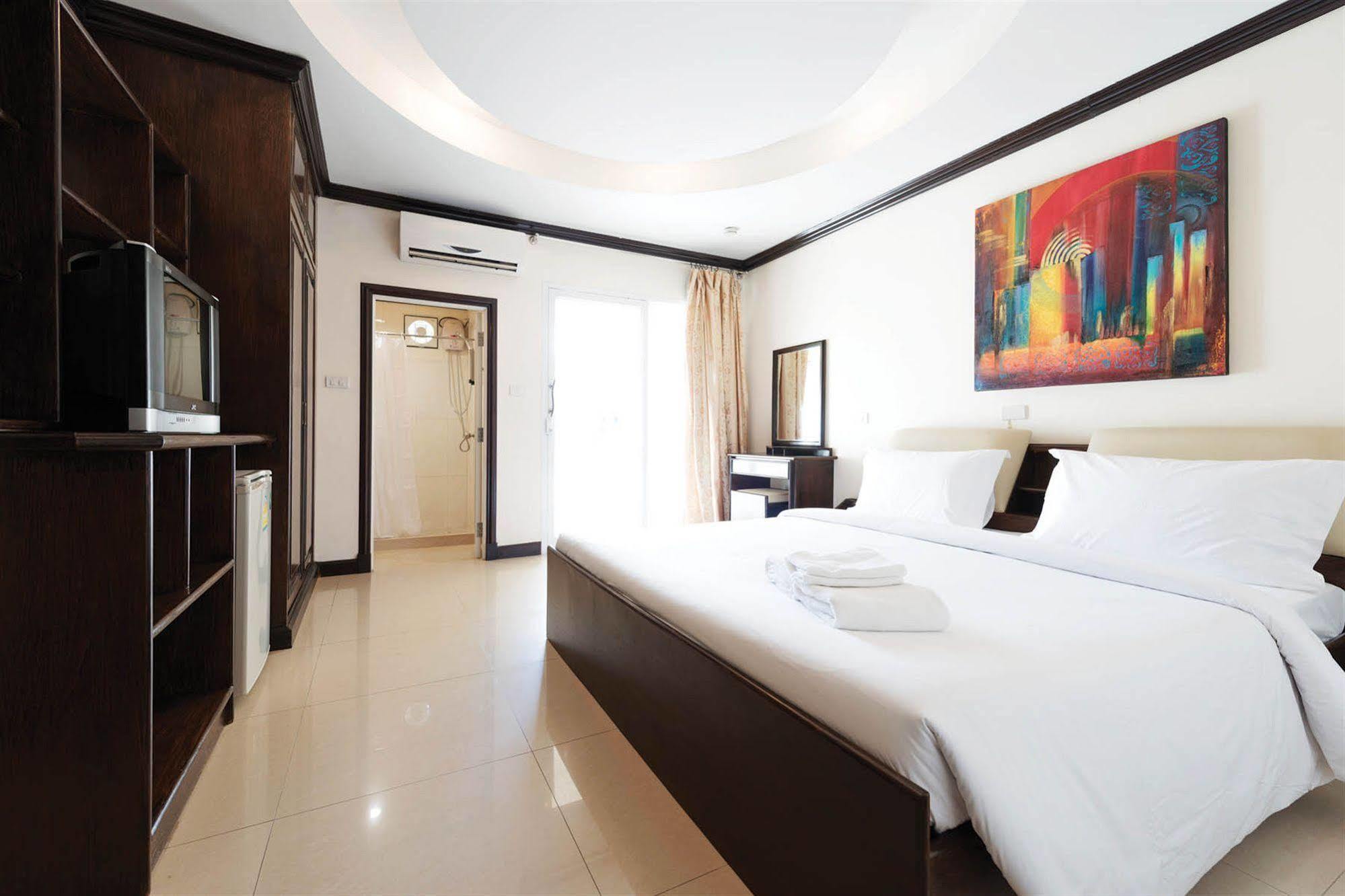 Safe House Hostel Patong Luaran gambar